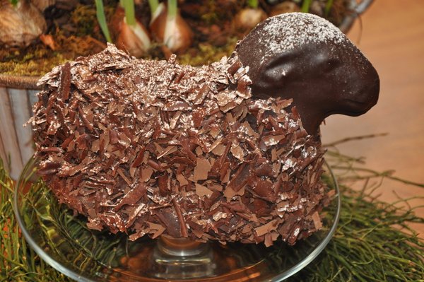 Osterlamm, Sandmasse mit Zartbitterschokolade überzogen, ca. 600 g